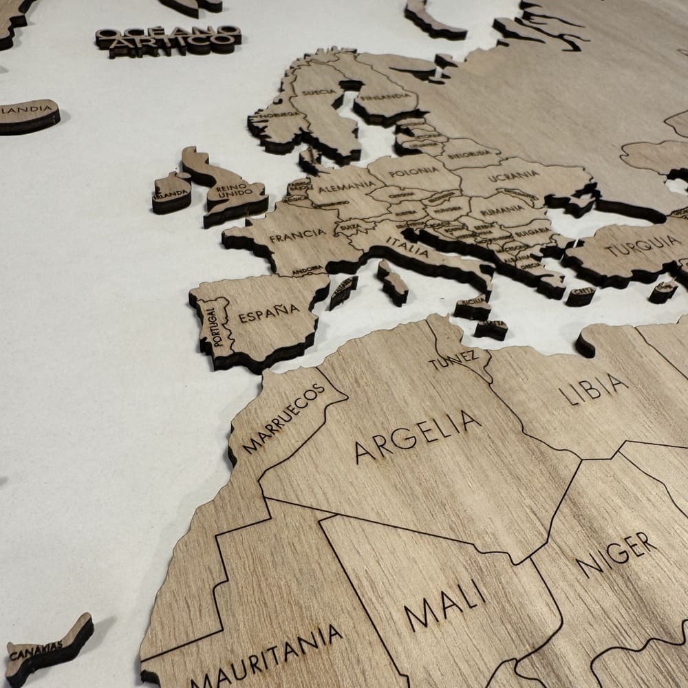 Wooden world map wall art natural color