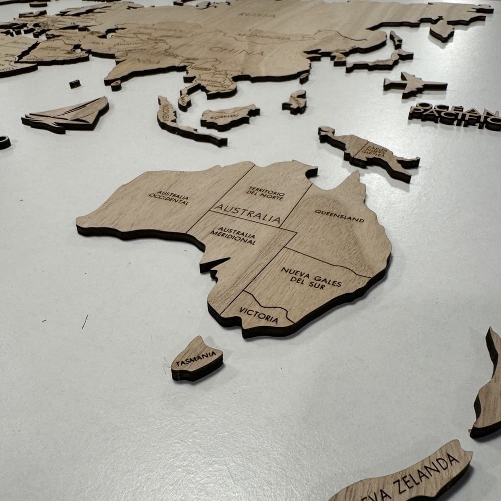 Wooden world map wall art natural color