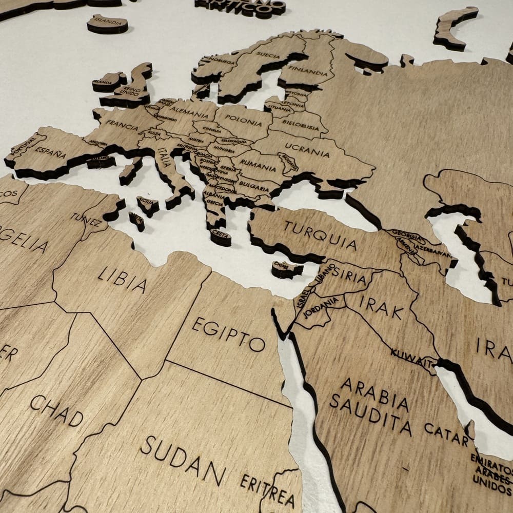 Wooden world map wall art natural color