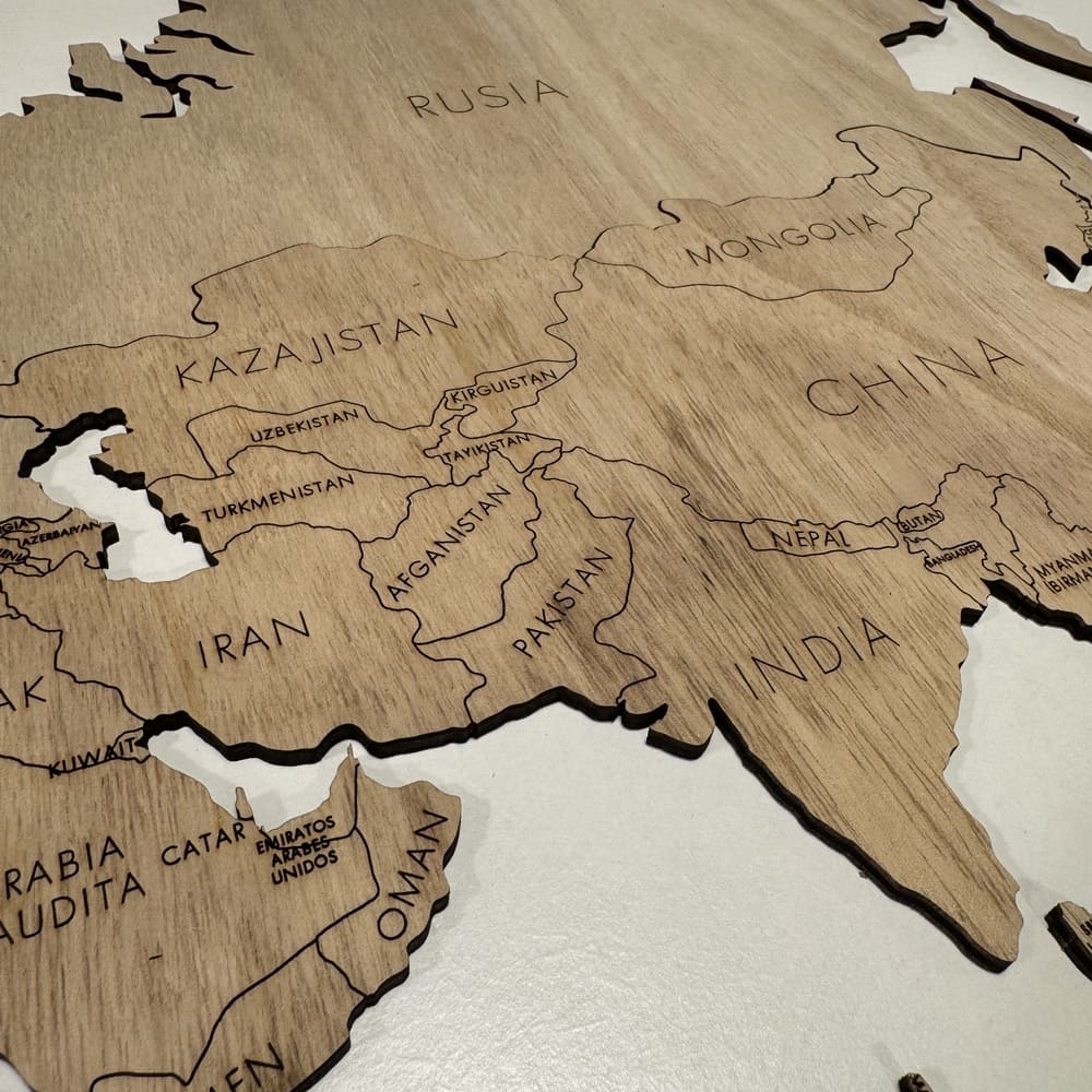 Wooden world map wall art natural color