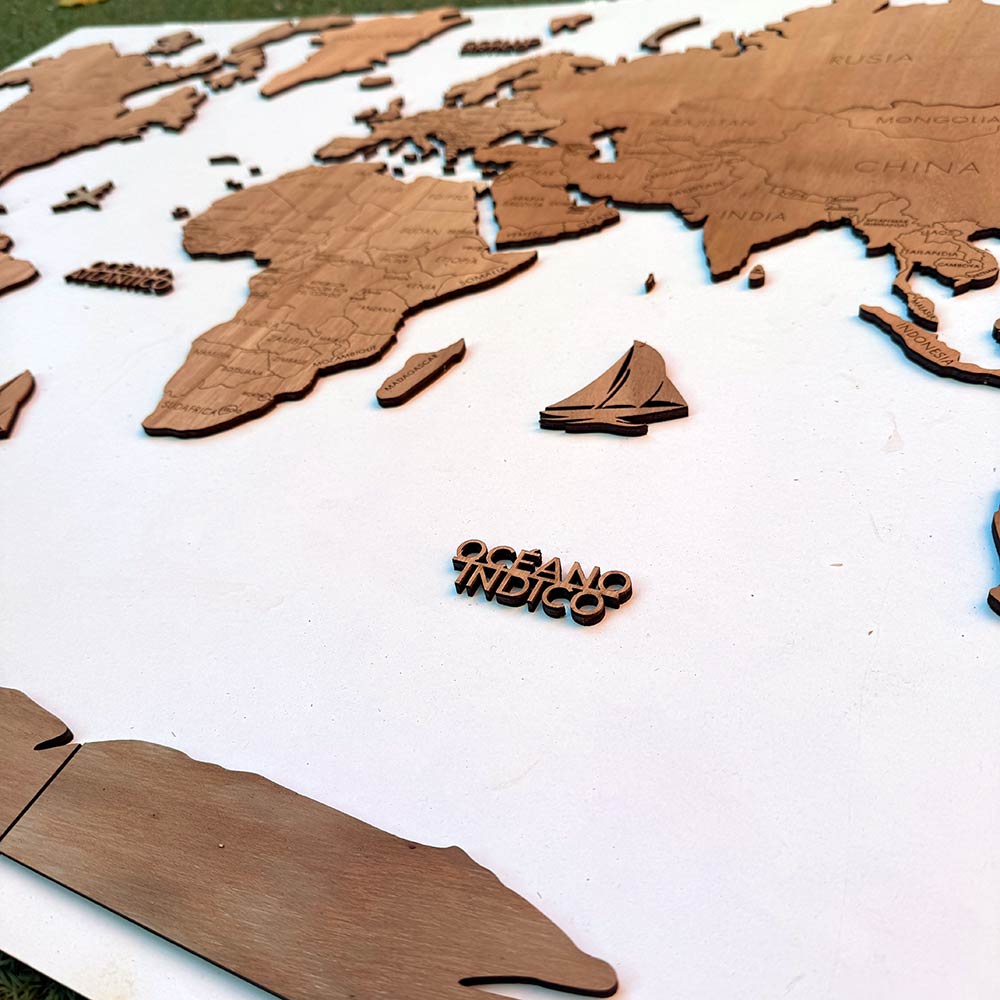 Mapamundi de madera decorativo tono madera cálido