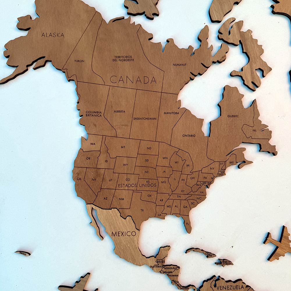 Mapamundi de madera decorativo tono madera cálido