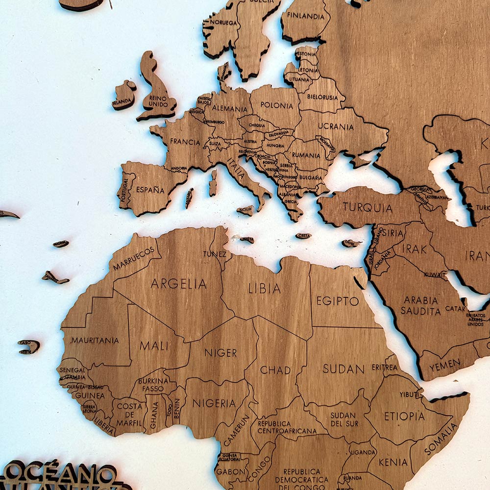 Mapamundi de madera decorativo tono madera cálido