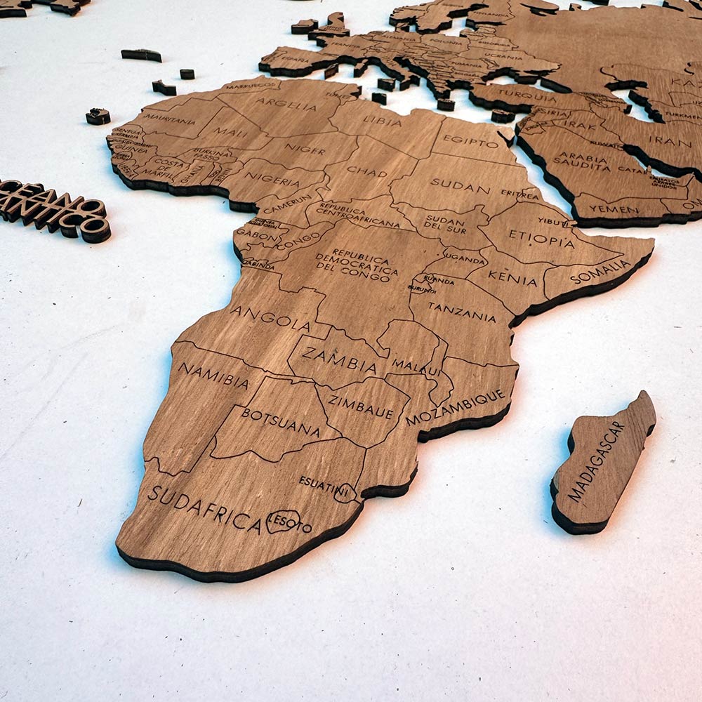 Mapamundi de madera decorativo tono madera cálido