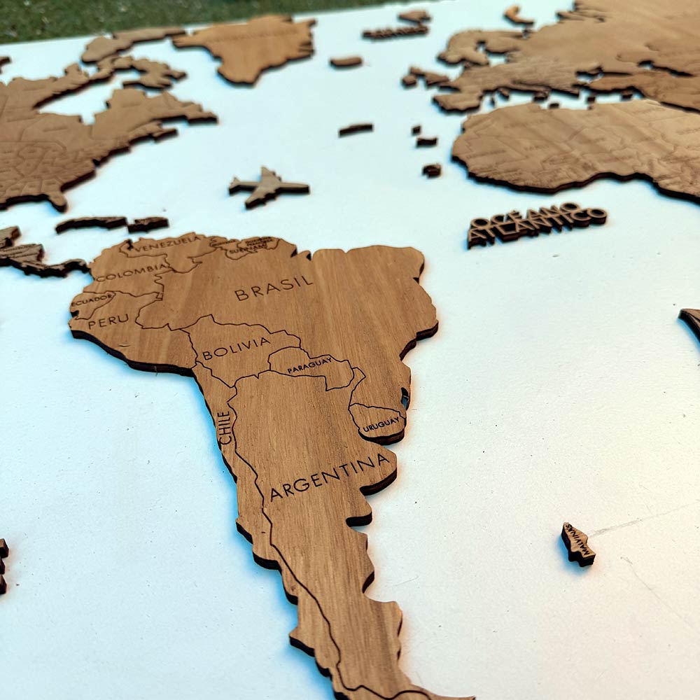 Mapamundi de madera decorativo tono madera cálido