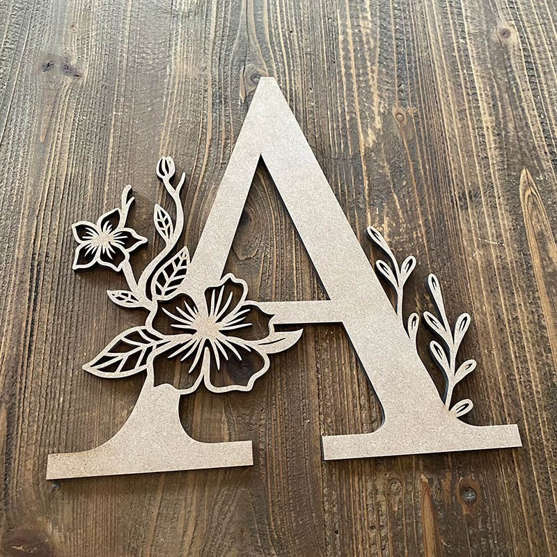 Letra floral de madera