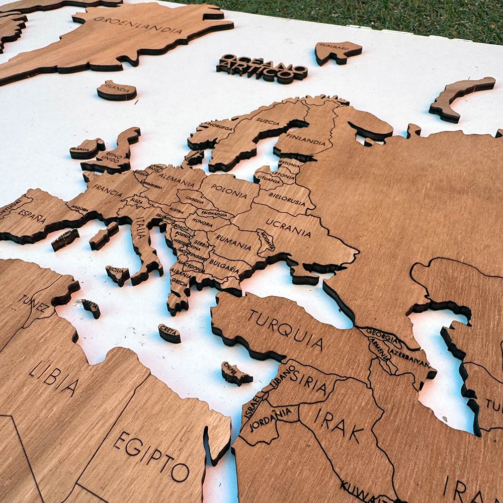 Mapamundi de madera decorativo tono madera cálido