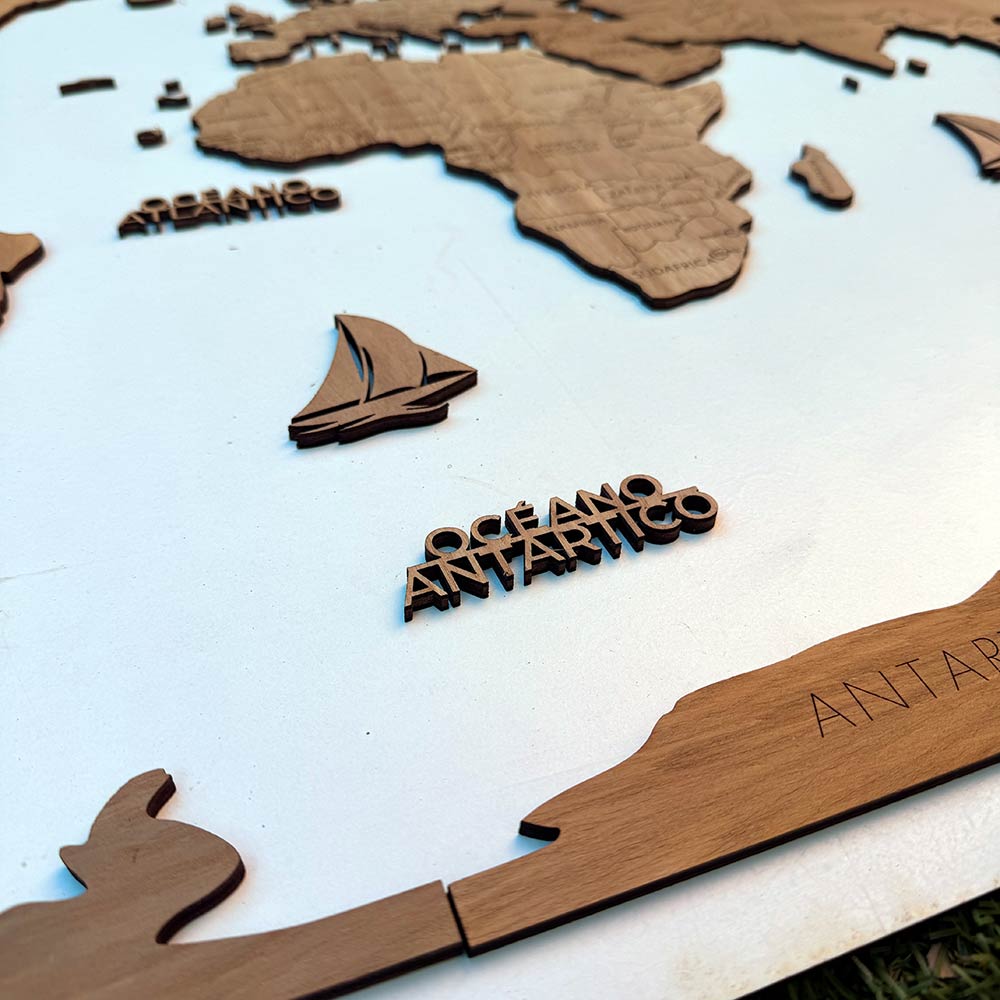 Mapamundi de madera decorativo tono madera cálido